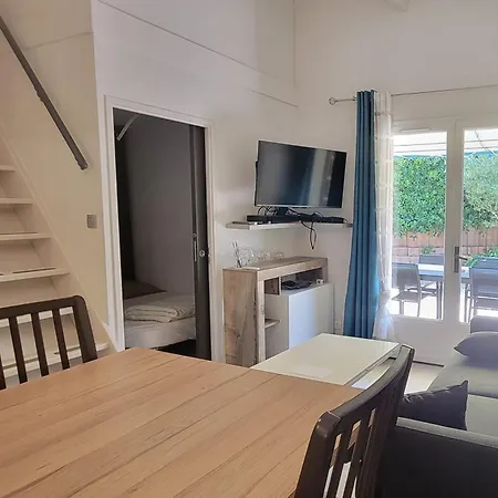 House For 4 With Garden 別荘