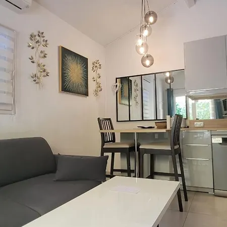 House For 4 With Garden *